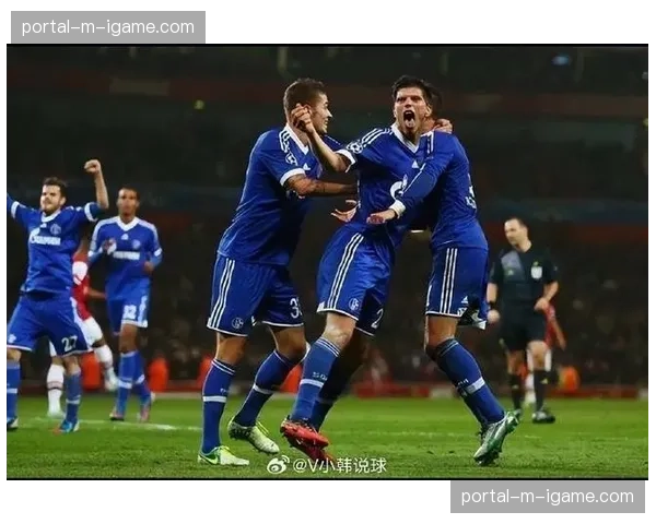 沙尔克04顽强防守,半场成功零封来访的拜仁慕尼黑 沙尔克04顽强防守,半场成功零封来访的拜仁慕尼黑