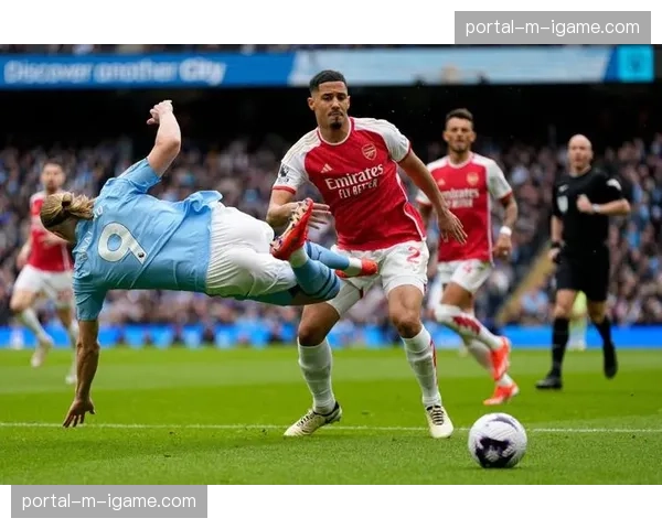 特写：看台上，一位阿森纳小球迷在球队丢球后掩面哭泣