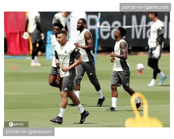 巴黎圣日耳曼抵达马德里，姆巴佩现身训练场状态轻松