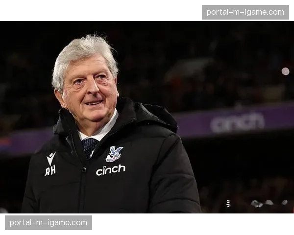 温情时刻：水晶宫老帅霍奇森赛后与主场球迷挥手告别